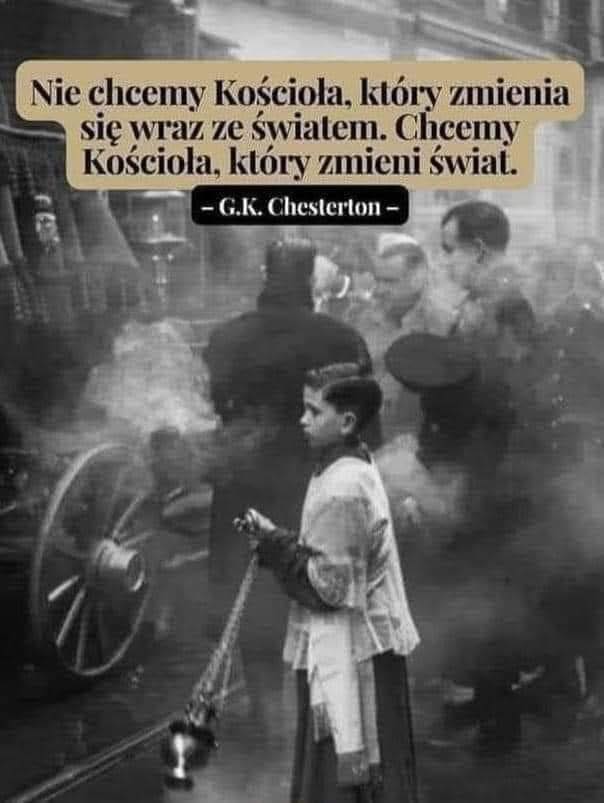 Fotografia z archiwalnego wpisu: Chłopiec idzie przez tłum z kadzielnicą.